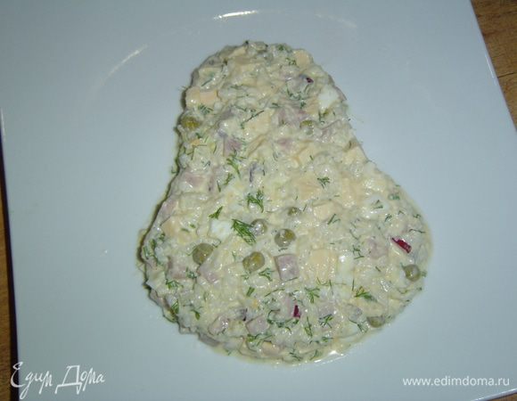 Этим соусом заправляем салатик и хорошенько перемешиваем. А теперь приступаем к творческому процессу. На тарелку выкладываем салат и придаем ему форму колокольчика.