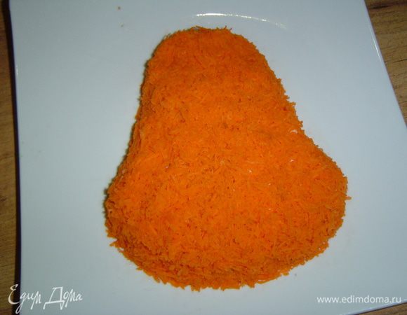 Морковь очищаем и натираем на мелкой терке, а затем покрываем ею наш "колокольчик".