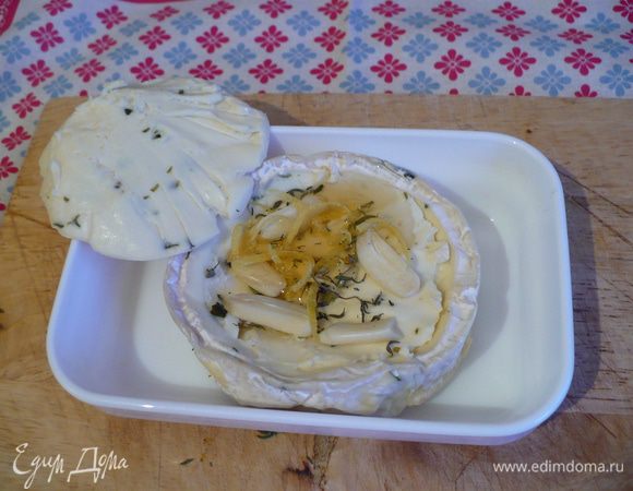 Срезаем "крышечку" с сыра. Чеснок рубим. В сыр кладем тимьян, чеснок, цедру и мед. Все! Ставим в духовочку на 15 минут при 180. 