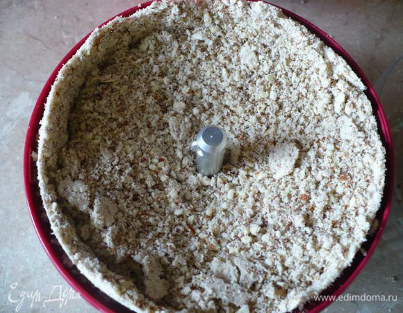 Миндаль (не чищенный, не жаренный), смолоть в крошку. 