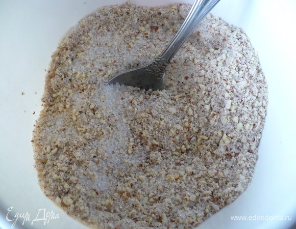 Перемешать миндаль с сахаром