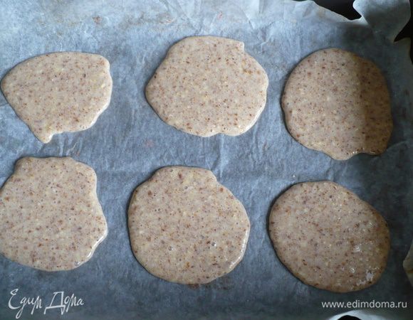 Ореховую массу поставить на водяную баню (так, что бы миска с тестом воды не касалась), и прогрейте массу до 50 градусов. я не измеряла, а просто подержала 2 минутки постоянно помешивая. 