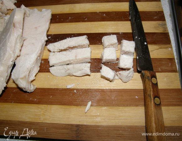 Отварить и нарезать куриную грудку. Варю 7 минут после закипания Солю. Выключаю печь. Оставляю на 15 минут в этой воде, а затем достаю.