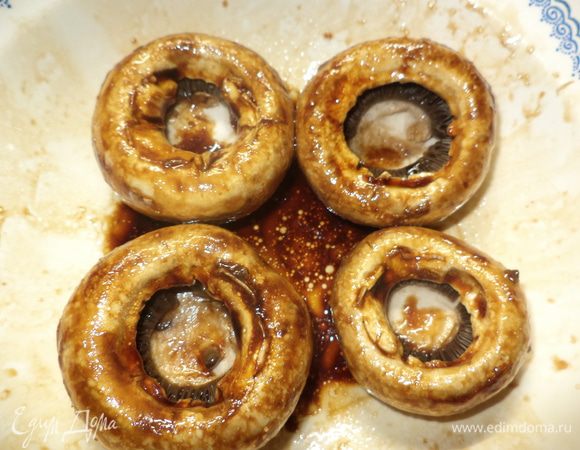 Смешать в миске оливковое масло, немного бальзамического уксуса, соевого соуса, соль, перец и, конечно, наршараб. Оцените вкус соуса, может, что-то на ваш вкус можно и изменить! Замаринуем наши шляпки в этом соусе, наливая его и внутрь. Пусть немного постоят, здесь на ваше усмотрение.