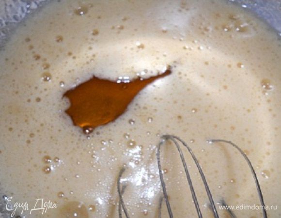 Взбить венчиком и добавить мед (6 ст. л.).
