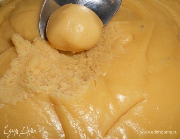 На следующий день достать тесто (оно будет очень густым) из холодильника и с помощью муки сделать шарики 6-7 штук