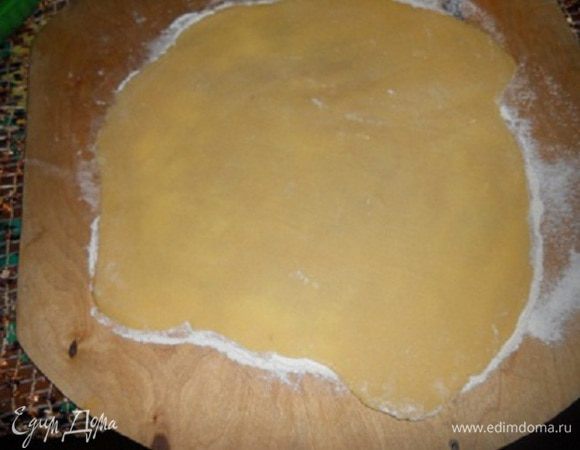 Раскатать коржи, присыпая мукой, обрезать по размеру желаемого торта, выпекать при температуре 220 градусов до золотистого цвета, коржи пекутся быстро 4-5 минут.