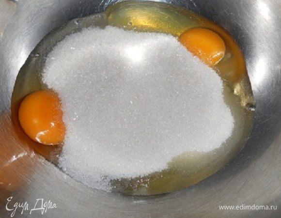 Тем временем варим заварной крем. Для начала берем яйца (3 шт.) и вбиваем в мисочку, добавляем сахар (100 г) и ванильный сахар и хорошо перетираем.