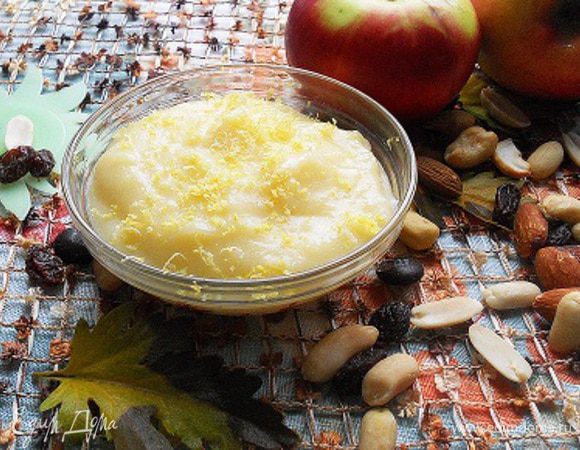 В яйца с сахаром добавляем муку(50 г) и хорошо растираем до однородности.Затем вливаем небольшими порциями молоко и размешиваем венчиком до однородного состояния, затем ставим на водяную баню и варим до загустения, помешивая венчиком.Снимаем с бани и накрываем пленкой, остуживать заварной крем нужно под пленкой, чтобы не образовалась пленочка.