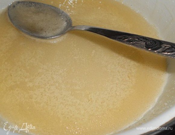 Варим пропитку - смешиваем лимонный сок, оставшийся мед и сахар и варим на среднем огне около 4-5 минут