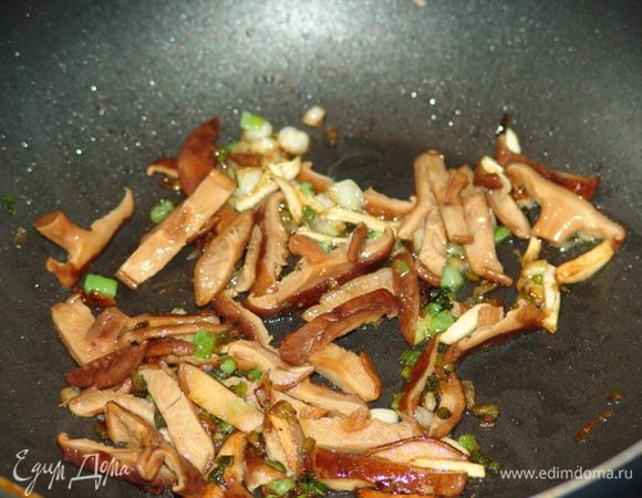 Тонко нарезать зеленый лук и чеснок, обжарить на растительном масле пол минуты и добавить шиитаке. Обжариваем 2-4 мин. Высыпаем в кипящую воду (1-1,2 литра). Добавляем соевый соус, соль, огурец и болгарский перец и перец-чили. Варим еще пару минут. Приятного аппетита.