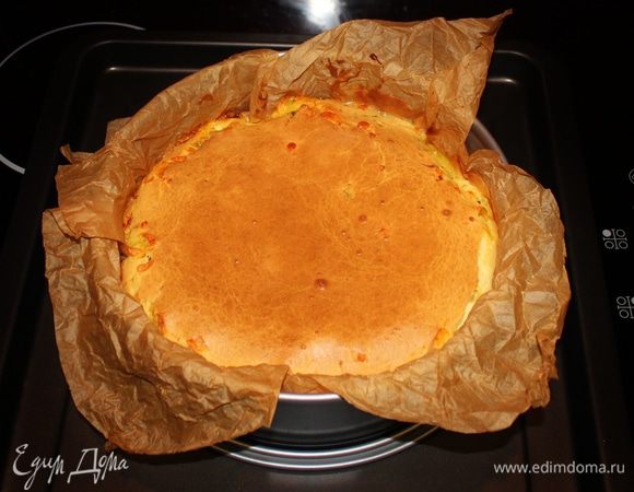 Готовим начинку:
Брынзу  и твердый сыр натереть на крупной терке. Добавить зелень и приправы! Я майонез не клала, но если любите этот соус, можно добавить. Я исключила. Смешать яйца, сметану и муку. Добавить разрыхлитель. Глазомером разделить тесто на 2 равные части. Выливаем одну часть теста в форму (у меня разъёмная, застеленная пергаментом), выкладываем всю начинку, вторую часть теста. Ставим в разогретую духовку 200 градусов на 30-40 мин. 