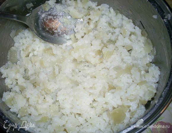 Начинки тоже желательно приготовить заранее. Я обычно вечером готовлю начинки и блинчики, а утром делаю тесто. И к приходу гостей "поросенок" еще тепленький, с пылу-жару.  Для рисовой начинки нам понадобиться стакан отварного подсоленного риса, который мы смешаем с двумя мелко нарезанными и обжаренными до золотистого цвета луковицами.