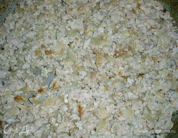 Для мясной начинки обжариваем фарш с луком (1 крупная луковица) до готовности. Солим, перчим по вкусу.