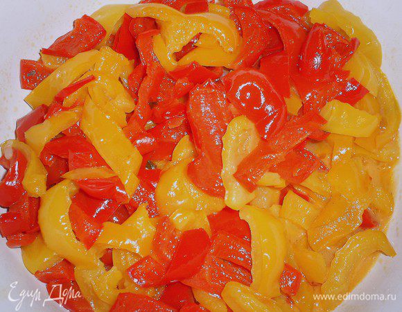 Перец нарезаем на мелкие кусочки, немного солим, добавляем чайную ложку сахара и тушим под закрытой крышкой на среднем огне 5-6 минут.