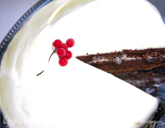 Залить горячим молоком черемуховую муку, перемешать и оставить на 2 часа. Сахар растереть с яйцом. Соединить с черемуховой смесью. Всеять муку с разрыхлителем, перемешать до однородности. Печь двумя коржами по 15-20 мин. при 180 гр. До сухой зубочистки. Остудить и смазать сметанным кремом. Приятного аппетита!
