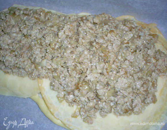 Теперь очередь мясного слоя и снова накрываем начинку блинчиками.