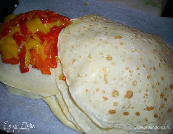 Следующий слой - перец. Не забываем про блинчики. 