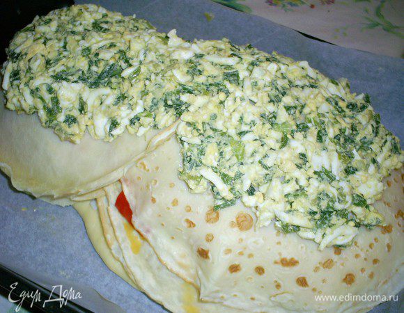 И наконец - луковая начинка. Ее тоже накрываем блинчиками.