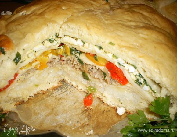 Выпекаем наш шедевр в разогретой до 200 градусов духовке около 40 минут до золотистого цвета. Даем остыть, переносим на блюдо и не забываем про праздничное украшение. А вот и долгожданный разрезик. Угощайтесь!!! Веселых вам праздников!!!