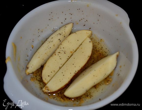 Подготовим противни или большой противень,выложим фольгу. Обмакиваем каждую дольку и выкладываем на противни.