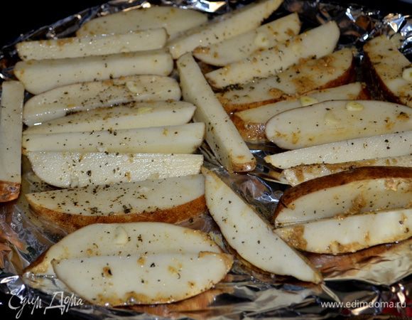 Поставим в разогретую духовку и готовим 40-45 мин. или как картофель зарумянится. Достанем из духовки, сбрызнем соком лайма.