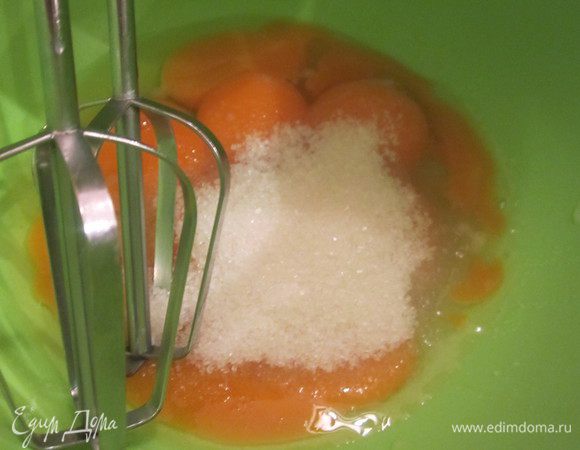 Разделить яйца на белки и желтки.