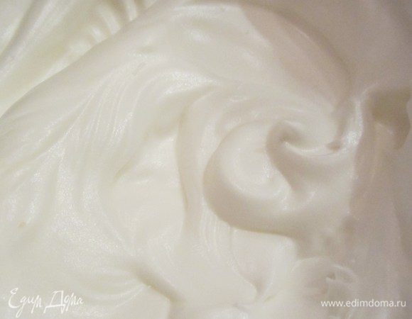 Белки взбить с лимонным соком и с половиной нормой сахара до устойчивых и гладких пиков.