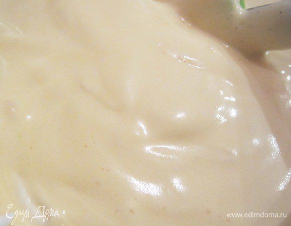 Затем перелить всю желтковую массу во взбитые белки 