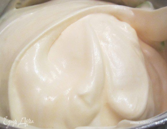 Перемешать, заворачивая белки в желтки.