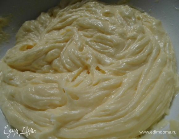 Положить в миску сливочное масло, сахар, ванильный сахар (ароматизатор) , щепотку соли и белок. Взбить миксером. Лучше сразу насадкой для замешивания теста.