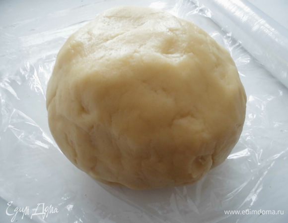 Постепенно добавить всю муку и сформировать шар. Месится тесто очень легко, оно очень эластичное и мягкое. Завернуть его в пищевую пленку и положить в холодильник на 30 минут. 