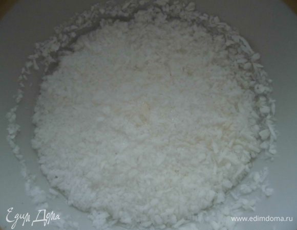 Кокосовую стружку залить ромом (водой с ромовым ароматизатором) и оставить на 10 минут. 