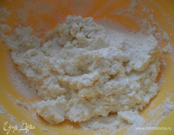 Творог протереть через сито (мне показалось, что 150 гр- это очень мало и я взяла 300! в итоге 150 гр было в самый раз. Но зато на следующий день я приготовила еще одну партию печенья) и смешать с кокосовой стружкой и сахарной пудрой. Пудры может понадобиться больше или меньше, нужно пробовать. 