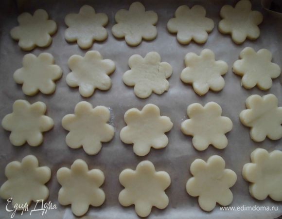 Разогреть духовку до 200 градусов. Тесто раскатать в тонкий пласт и вырезать формочкой печенья. Выложить на противень, застеленный бумагой для выпечки и запекать минут 10-15. 