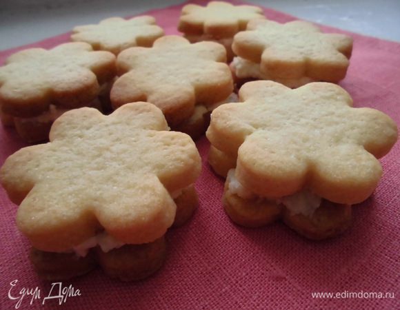 Готовое печенье остудить и смазать начинкой. Должно получиться около 30 штук. Охладить. Приятного аппетита!
