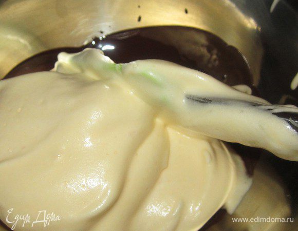 В растопленный и остуженный шоколад добавить немного яично-белковой смеси, для его облегчения.