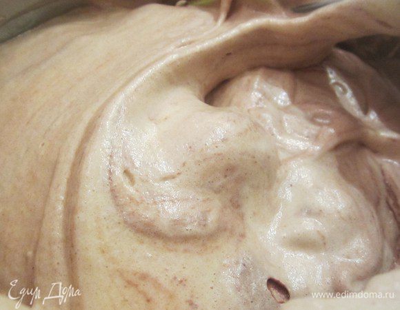 Затем смешанный шоколад с белковой массой перелить в остальную яично-белковую смесь, очень быстро и аккуратно все перемешать.Совет, лучше белковую массу перелить в смешанный шоколад. так как шоколад все равно остается тяжеловат, и все сразу бухнув, яичная смесь может осесть и получится жидкая , на вид водяная масса, которая не поднимется при выпечке.