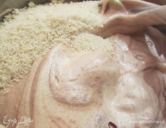 Добавить в несколько приемов миндаль, быстренько перемешать.