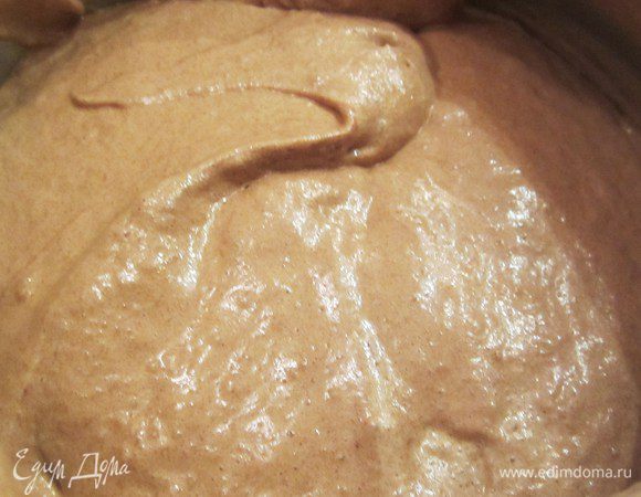 Тесто выложить  в форму,диаметр которой 21-23 см( у меня 21)  и  отправить в разогретую духовку на 170 гр. Выпекать 60-70 минут.