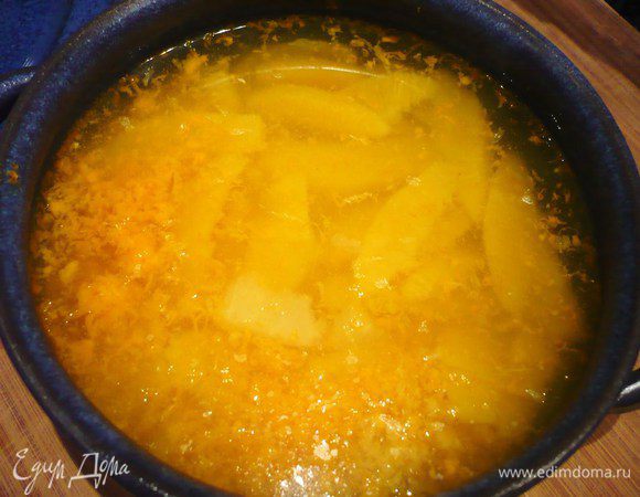 Готовим джем. Для этого снимаем цедру при помощи ножа или картофелечистки с апельсинов и лимона (нам понадобится половина цедры), режем ее мелко. Мякоть апельсинов и половинки лимона освобождаем от пленок (см. рецепт http://www.edimdoma.ru/retsepty/49002-apelsinovye-korzinochki-ili-proschalnyy-potseluy-oseni) и взвешиваем цедру и мякоть. Заливаем водой, равной по весу мякоти и цедре и оставляем на 24 часа.