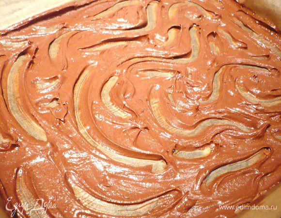 Пальцем наносим на бисквит узор, при этом важно, чтобы узор наносился насквозь. Ставим на полчаса в холодильник.