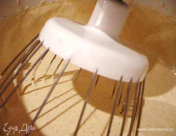 Разогреваем духовку до 230 градусов. Готовим бисквит «Джоконда». Белки взбиваем с сахаром до твердых пиков, убираем в холодильник. Взбиваем пудру из тростникового сахара с фундучной мукой, добавляя половину яиц, в течение 3-4 минут, добавляем остальные яйца и взбиваем еще 5-6 минут. Вливаем половину растопленного сливочного масла, взбиваем до однородности. 