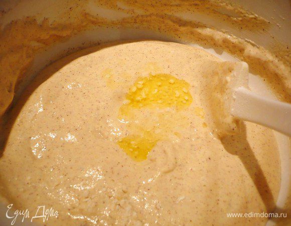 Добавляем белки, аккуратно перемешиваем, просеиваем муку, перемешиваем также аккуратно и вводим остальное масло, перемешиваем. Получившуюся массу выкладываем сверху на шоколадный бисквит. Выпекаем в духовке 10 минут. 