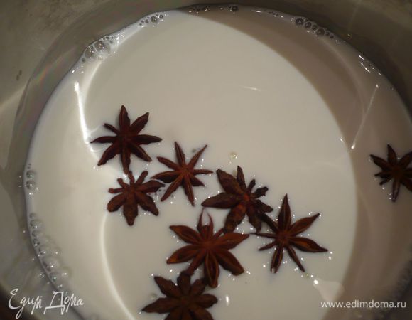 Готовим пряный бисквит. Вся работа проводится при помощи венчика, а не комбайна. Молоко с анисом доводим до кипения, процеживаем. 