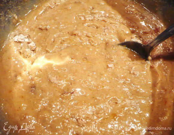 Муку смешиваем с крахмалом и разрыхлителем, пряностями и солью, просеиваем. Добавляем апельсиновый джем, перемешиваем. 