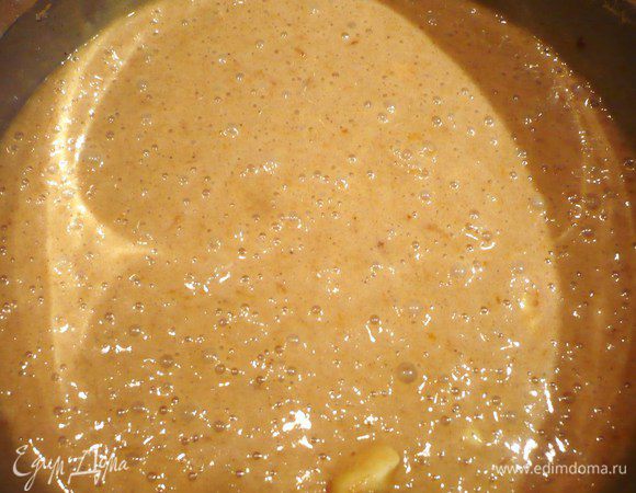 Разогреваем духовку до 230 градусов. Сахар нагреваем с медом. Вводим в тесто. Перемешиваем, добавляем в три захода сначала яйца, мешаем, потом также постепенно вводим анисовое молоко, а затем также в три–четыре захода подмешиваем масло. Перемешиваем до однородного состояния.