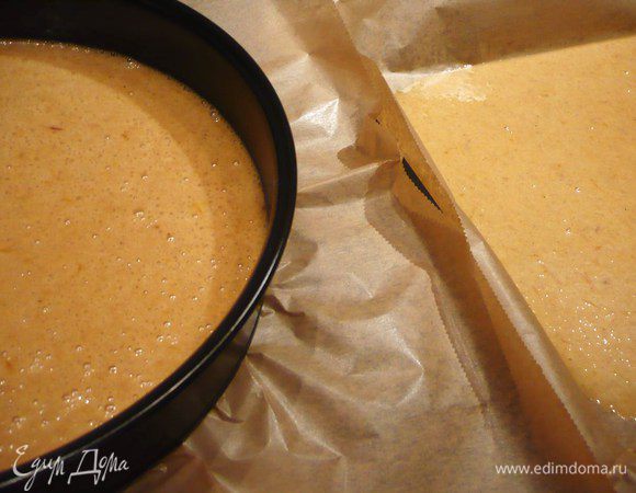 Заполняем тестом 2/3 формы, дно которой проложено пекарской бумагой, смазанной маслом. Отставляем в сторону. Остальным тестом заполняем противень и ставим в духовку примерно на 10 минут. 