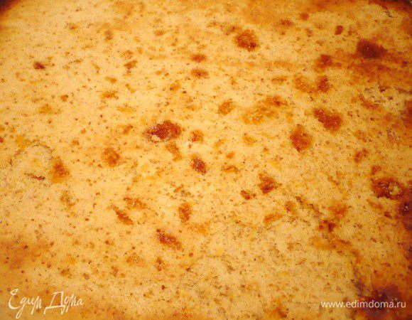 Затем вынимаем противень, бисквит переворачиваем на пекарскую бумагу, бумагу, на которой он выпекался снимаем. Когда бисквит остыл, отделяем 100 грамм, режем кубиками и заворачиваем в пленку, убираем в прохладное место до назначения. Духовку охлаждаем до 165 градусов. Ставим круглую форму. Выпекаем до готовности в течение примерно 40–45 минут. 