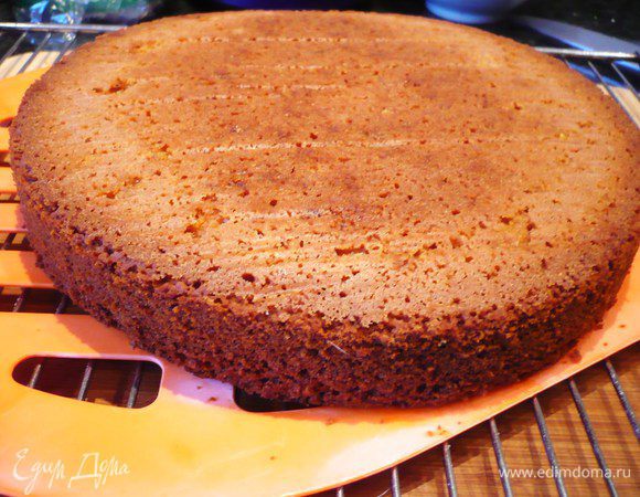 Готовый бисквит вынимаем из формы и выкладываем на пекарскую бумагу, а еще лучше сразу на пленку (дайте ему только немного остыть), заворачиваем и убираем в прохладное место до назначения. Через несколько часов или на следующий день разрезаем бисквит на две части вдоль. Убираем до использования.